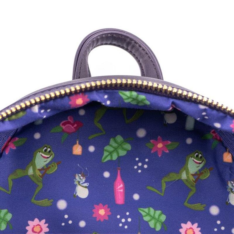 Sac à dos Loungefly Disney Tiana porté par un mannequin, illustrant sa taille et son style