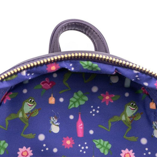 Sac à dos Loungefly Disney Tiana porté par un mannequin, illustrant sa taille et son style