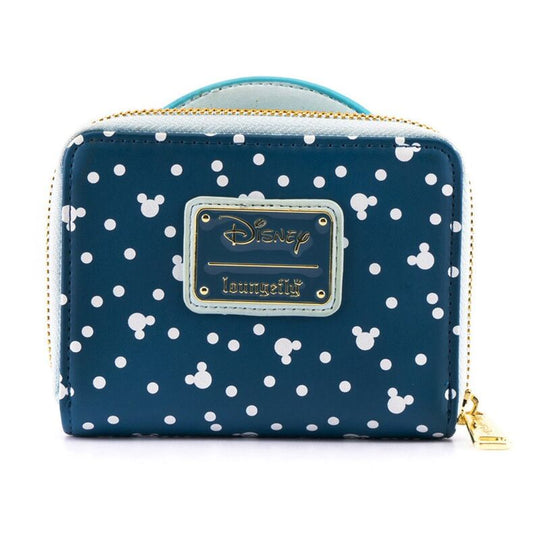 Portefeuille Loungefly Disney posé à côté d’accessoires d’hiver sur une table