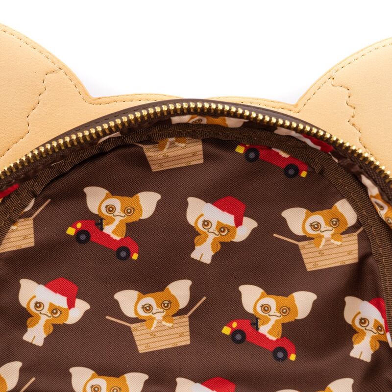 Gros plan sur les bretelles réglables et rembourrées du sac à dos Loungefly Gremlins