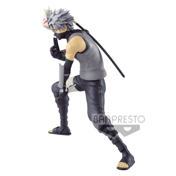 Profil gauche de la figurine Hatake Kakashi BANPRESTO, mettant en avant la posture dynamique et les accessoires du personnage