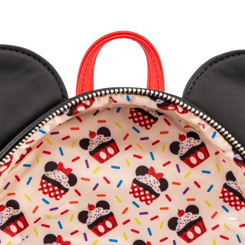 Sac à dos Loungefly Minnie Mouse porté sur l'épaule par un mannequin
