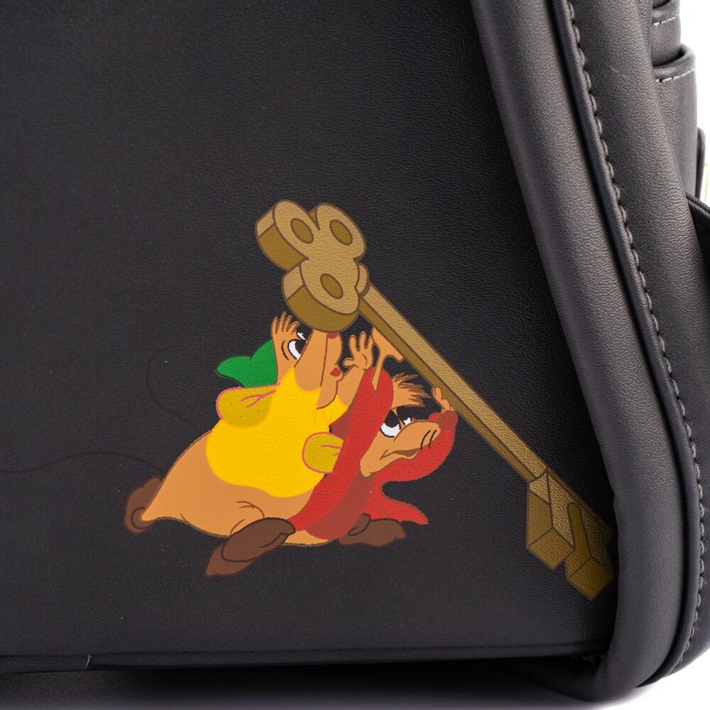 Sac à dos Loungefly Disney Cendrillon porté par un modèle, montrant son style et sa taille