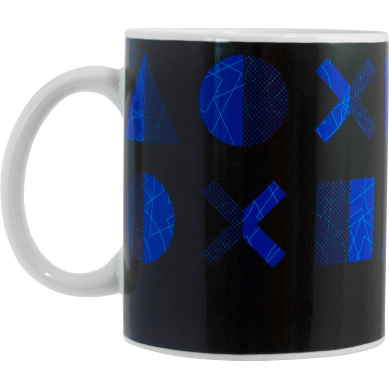 Mug Playstation 325ml posé sur une table avec une boisson chaude à l'intérieur