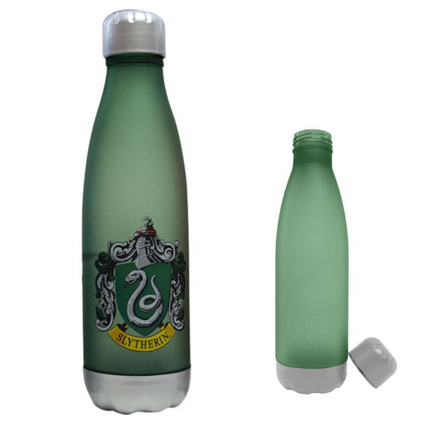 Gourde Harry Potter Serpentard 650ml en plastique avec le blason officiel de la maison Serpentard, conçue par Warner Bros. Discovery.