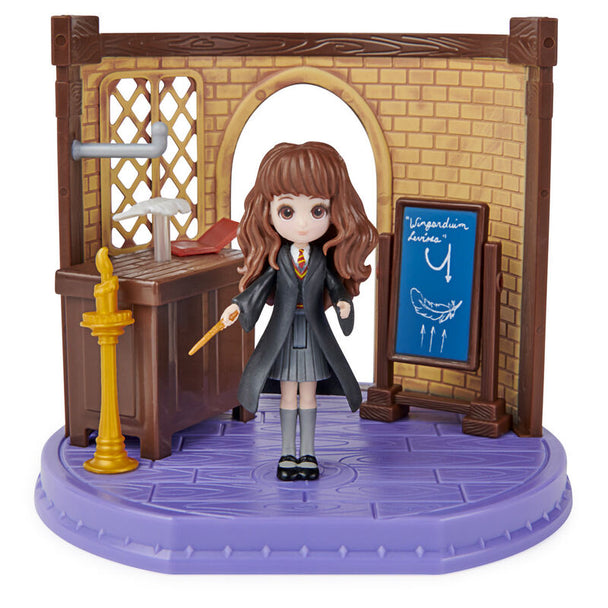 Coffret Harry Potter Magic Enchantments Classroom avec la figurine Hermione de 5 cm en présentation