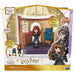 Figurine Hermione 5 cm détaillée tenant sa baguette magique dans la salle des sorts