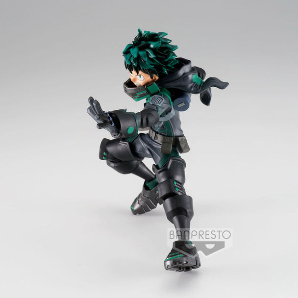 Vue latérale de la figurine Izuku Midoriya montrant les détails de la tenue et des cheveux
