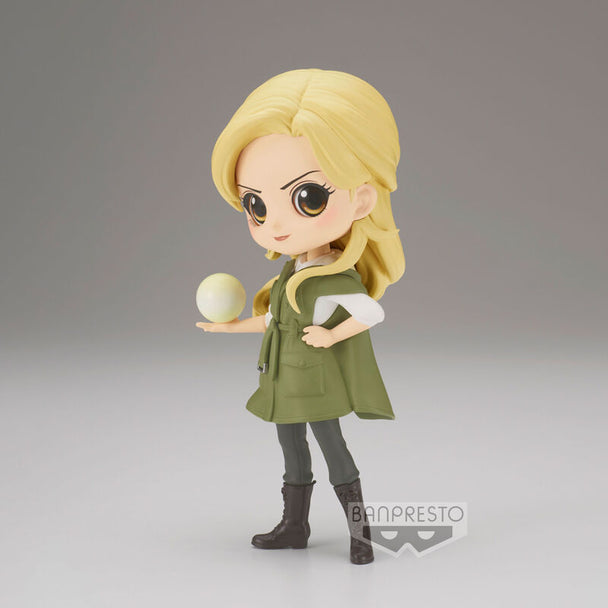 Profil latéral de la figurine Stella Q Posket 14cm montrant ses cheveux blonds et sa tenue stylisée