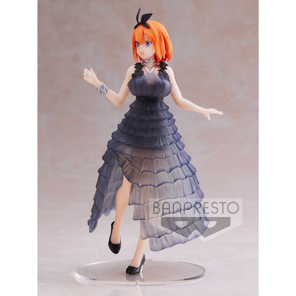 Profil latéral de la figurine Yotsuba Nakano signée BANPRESTO, mettant en valeur la posture dynamique