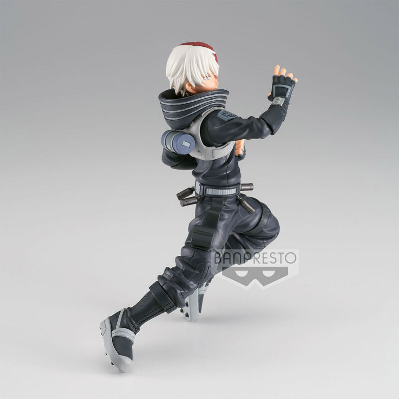 Vue rapprochée du visage de Shoto Todoroki avec expression déterminée et coiffure bicolore