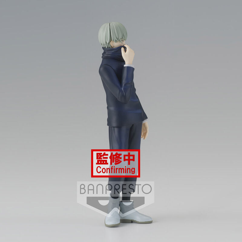 Photo rapprochée des mains de la figurine Toge Inumaki tenant un accessoire