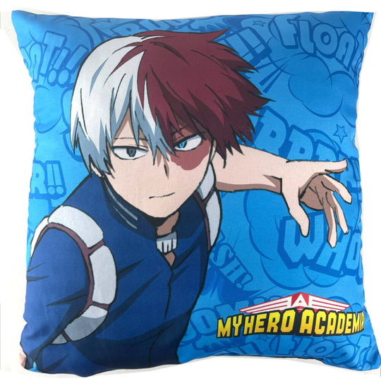 Vue rapprochée du tissu doux et des détails du coussin My Hero Academia signé BONES, dimensions 35x35cm