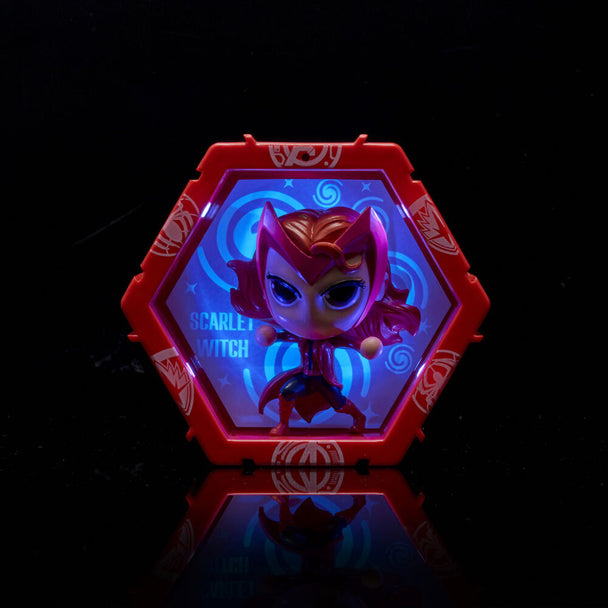 Vue rapprochée du capteur infrarouge activant l'éclairage UV sur la figurine Scarlet Witch.