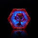 Vue rapprochée du capteur infrarouge activant l'éclairage UV sur la figurine Scarlet Witch.