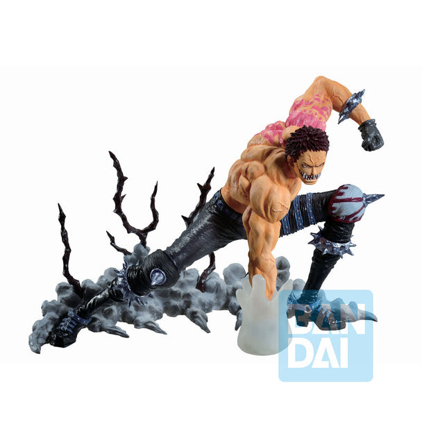 Gros plan sur le visage de la figurine Charlotte Katakuri avec expression intense