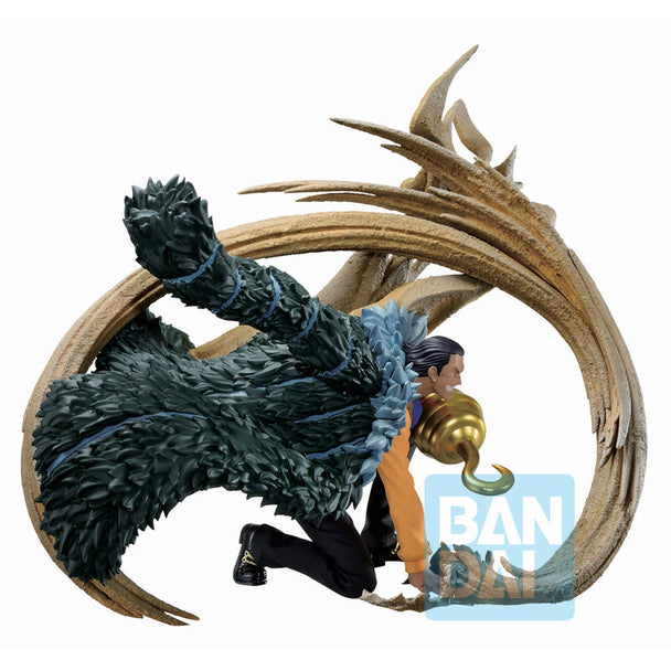 Profil gauche de la figurine Crocodile Ichibansho montrant ses vêtements et accessoires