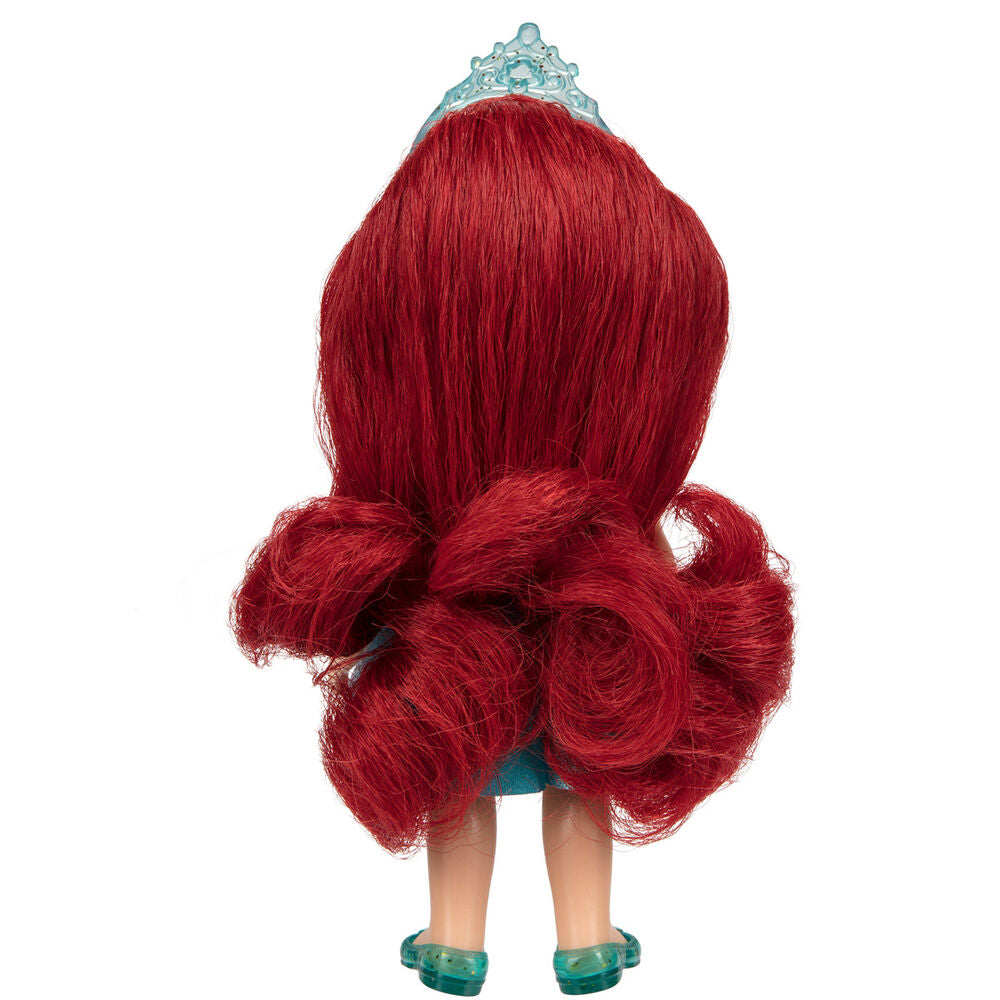 Vue latérale de la poupée Disney Princess montrant la texture de la robe