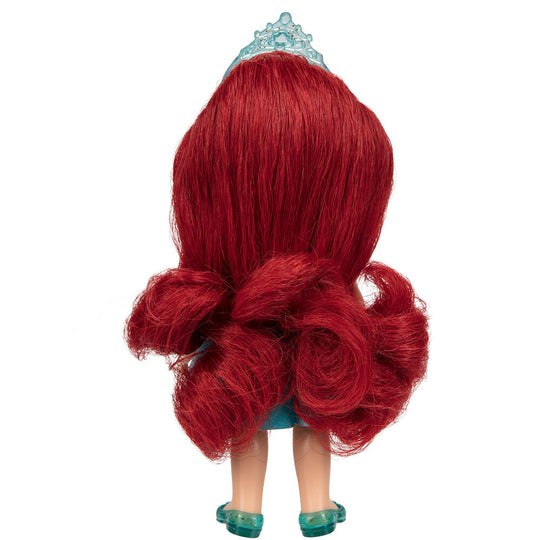 Vue latérale de la poupée Disney Princess montrant la texture de la robe