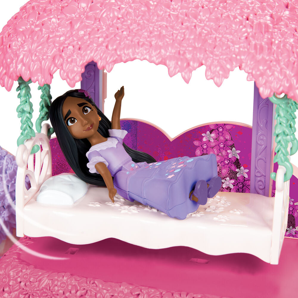 Lustre suspendu au plafond et lit tournant avec escaliers dans le playset Disney Encanto