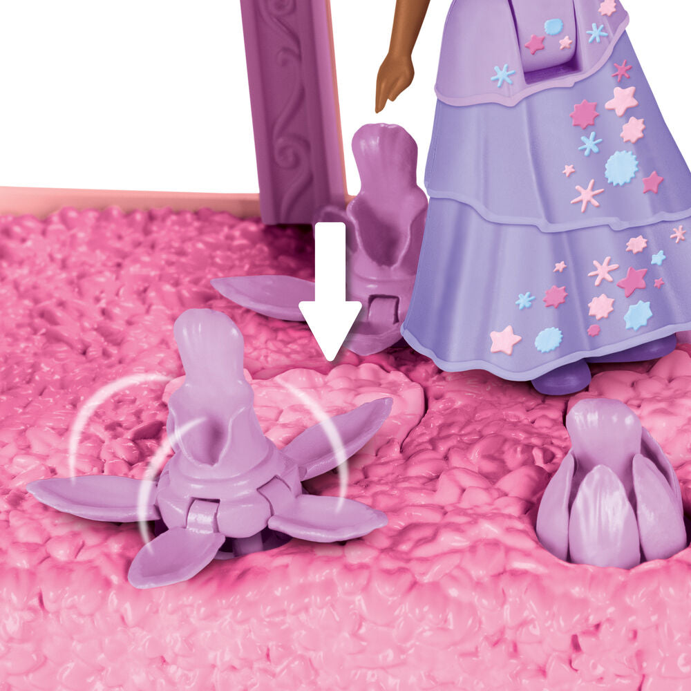 Panneau rabattable de la chambre d'Isabela permettant une ouverture interactive du playset