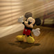 Gros plan sur les mains et les chaussures rouges caractéristiques de Mickey Mouse