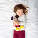 Peluche Mickey Mouse assise sur un fond blanc, mettant en valeur sa taille et ses couleurs