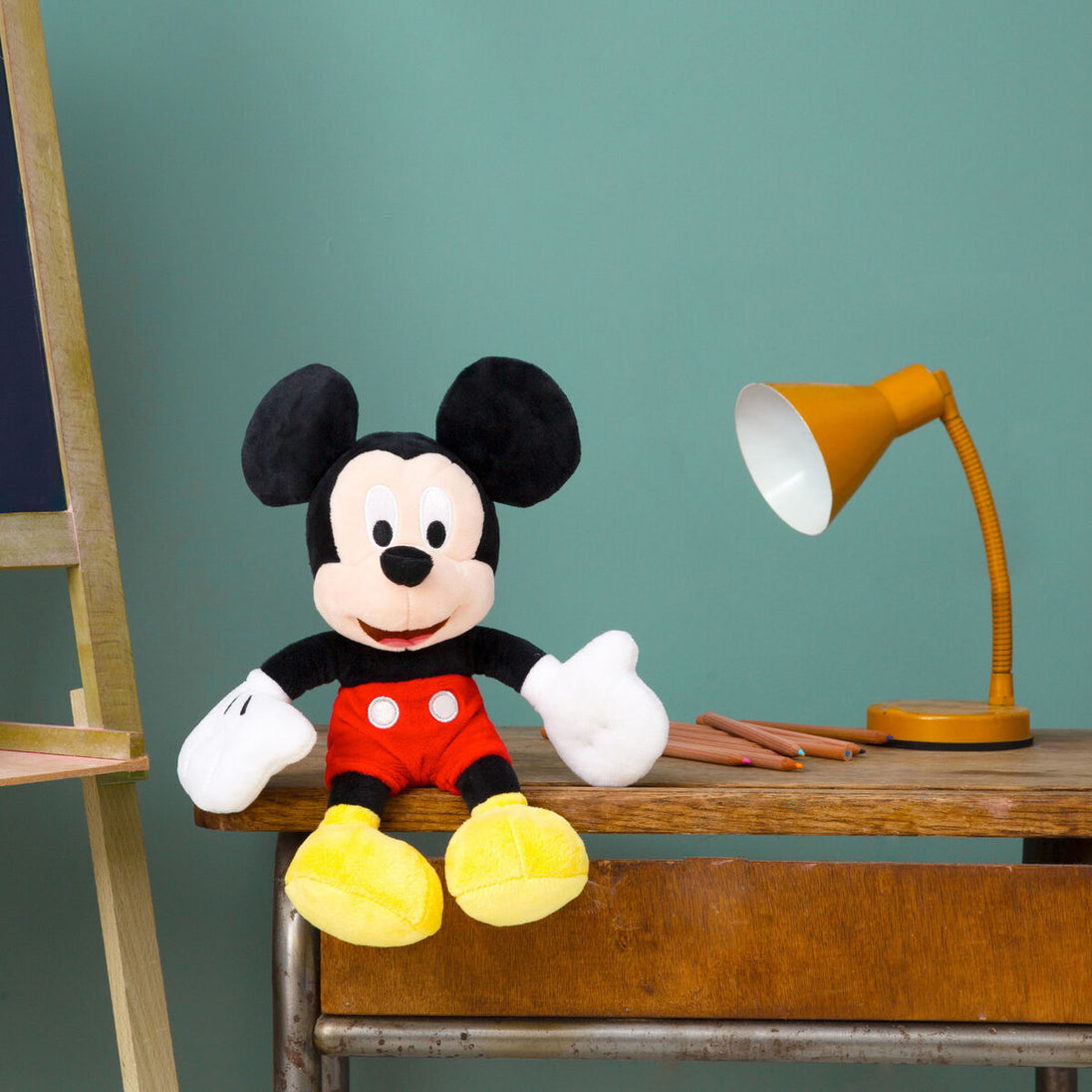 Image de la peluche Mickey Mouse avec étiquette officielle SIMBA et Disney visible