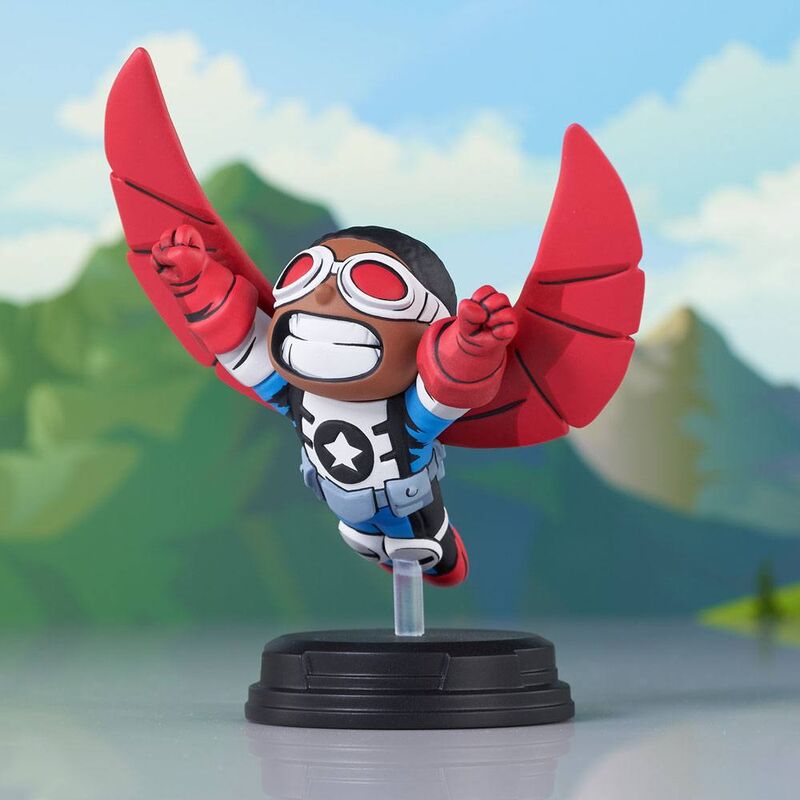 Vue latérale de la figurine Falcon Marvel montrant la posture dynamique en plein vol