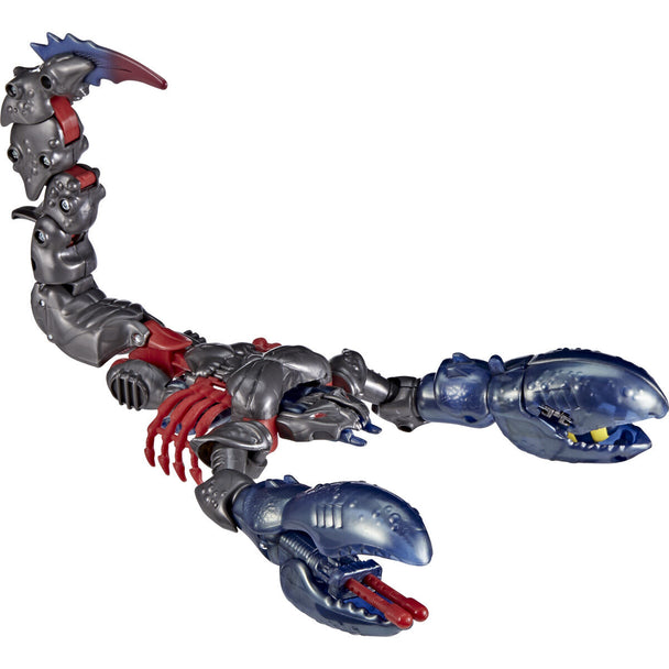 Figurine Scorponok transformée en robot avec abeille robotique et accessoires sur fond blanc