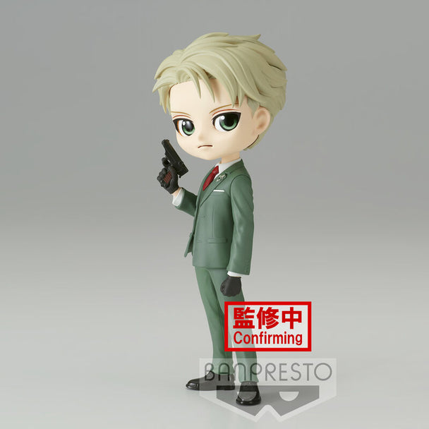 Profil gauche de la figurine Loid Forger 15 cm avec finition BANPRESTO soignée.