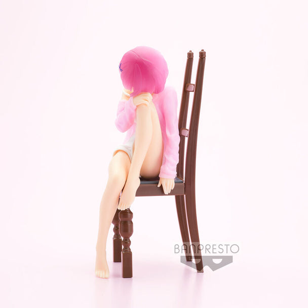 Profil latéral de la figurine Ram BANPRESTO montrant sa posture élégante et sa tenue relax