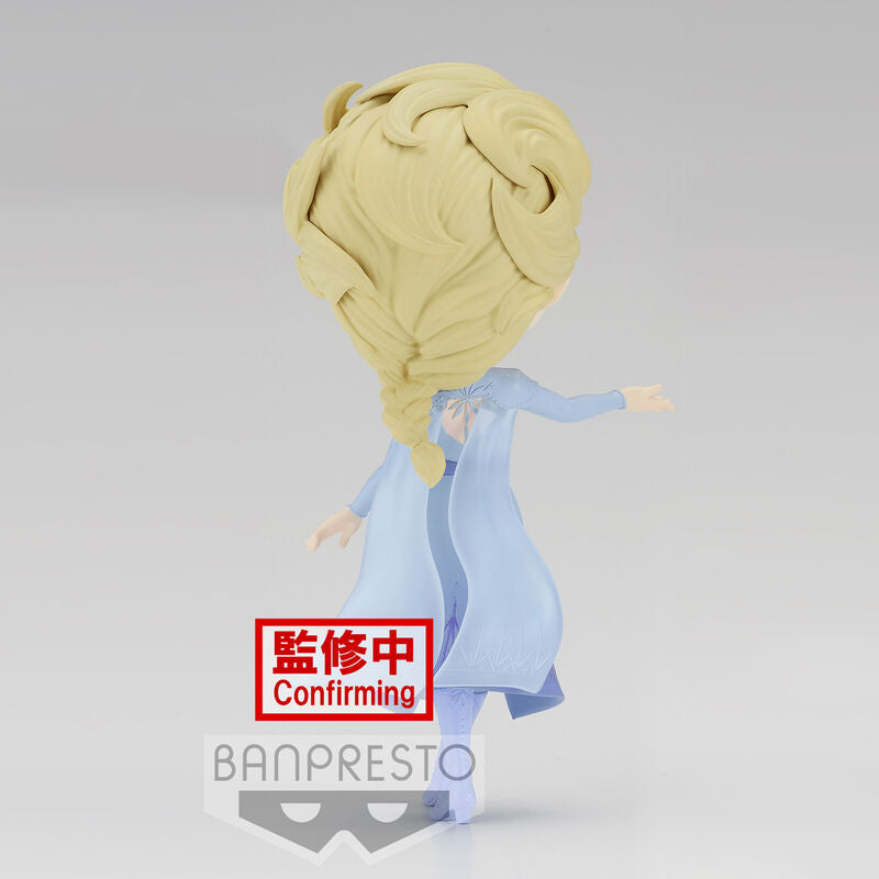 Figurine Elsa Frozen 2 Q Posket posée sur un socle avec un éclairage mettant en valeur les détails