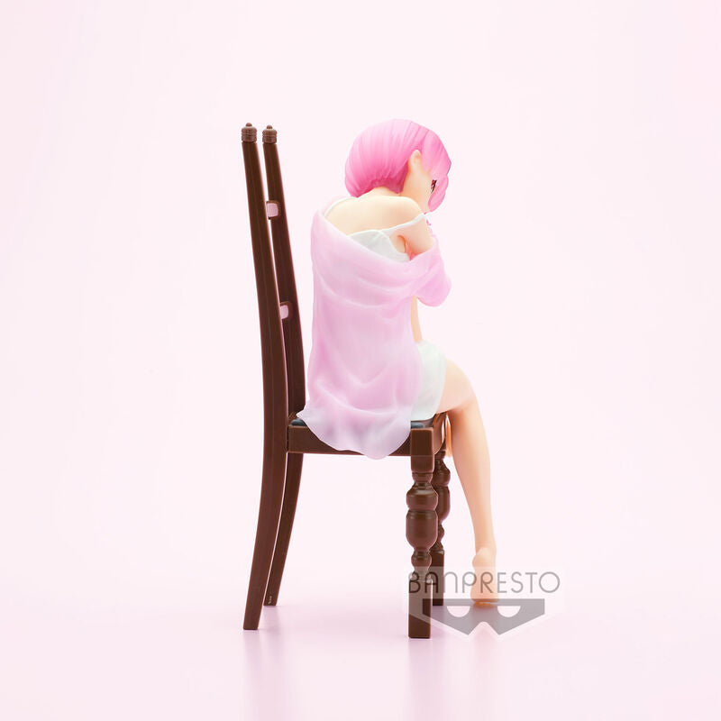 Vue arrière de la figurine Ram Relax Time mettant en valeur les détails de sa robe et cheveux