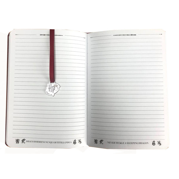 Vue détaillée du cahier Harry Potter Hogwarts montrant l'épaisseur et la qualité des pages, format 21x14,5x2,5 cm.