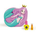 Enfant s’amusant à se maquiller avec le set Crazy Chic Mermaid de CLEMENTONI, en toute sécurité