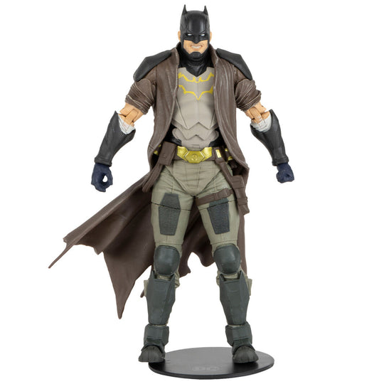 Figurine articulée Batman Dark Detective avec accessoires posée sur un socle