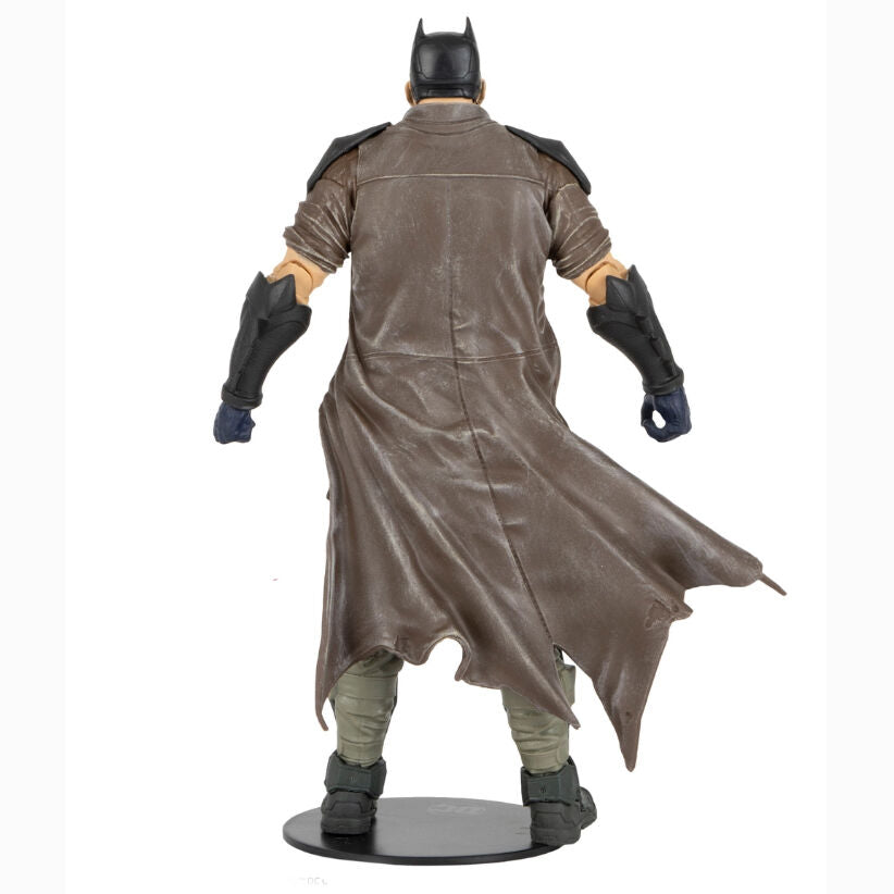 Batman Dark Detective tenant un gadget emblématique dans sa main droite