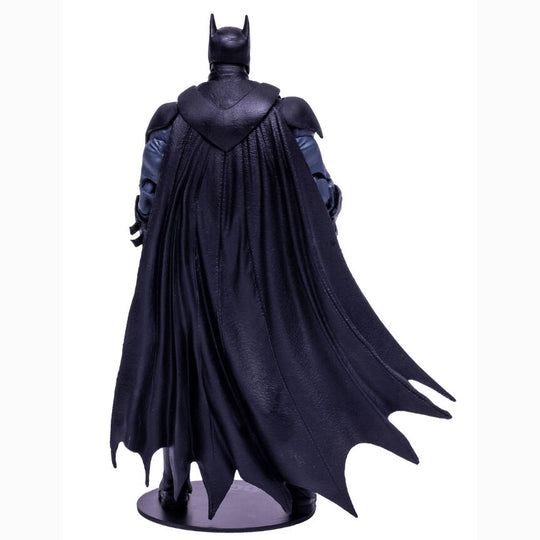 Figurine Batman de 18 cm posée sur un socle avec logo DC Comics en arrière-plan