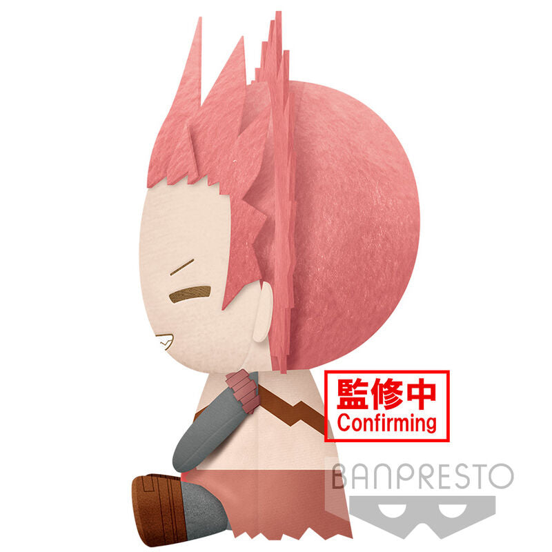 Zoom sur le visage expressif de la peluche Kirishima, mettant en avant son sourire caractéristique