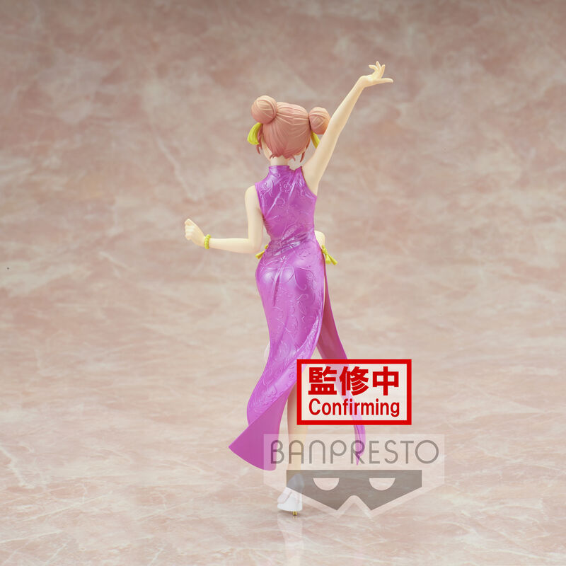 Vue arrière de la figurine Yui Yuigahama exposant les détails du costume et la coiffure fidèle au personnage