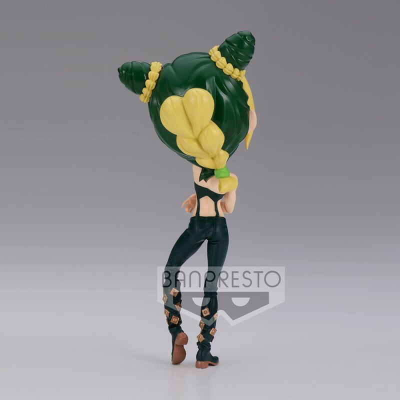 Vue rapprochée du visage expressif et des cheveux verts de la figurine Jolyne Cujoh