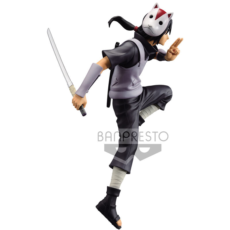 Profil gauche de la figurine Itachi Uchiha montrant les détails du manteau noir et rouge