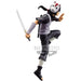 Profil gauche de la figurine Itachi Uchiha montrant les détails du manteau noir et rouge