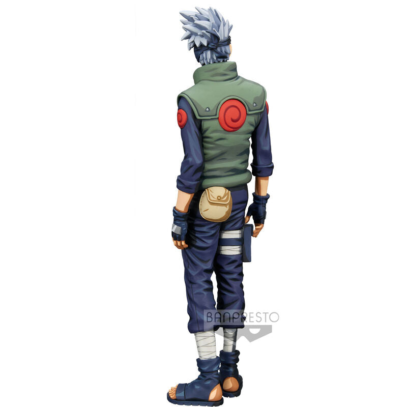 Photo de la figurine Kakashi sous un angle arrière mettant en valeur la cape et les textures