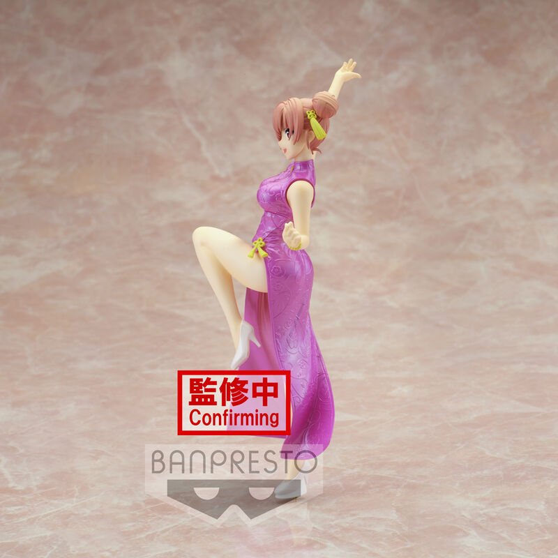 Photo rapprochée du visage expressif de la figurine Yui Yuigahama avec un sourire doux et des yeux détaillés