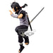 Zoom sur le visage d'Itachi Uchiha avec ses yeux Sharingan rouges intenses sur la figurine