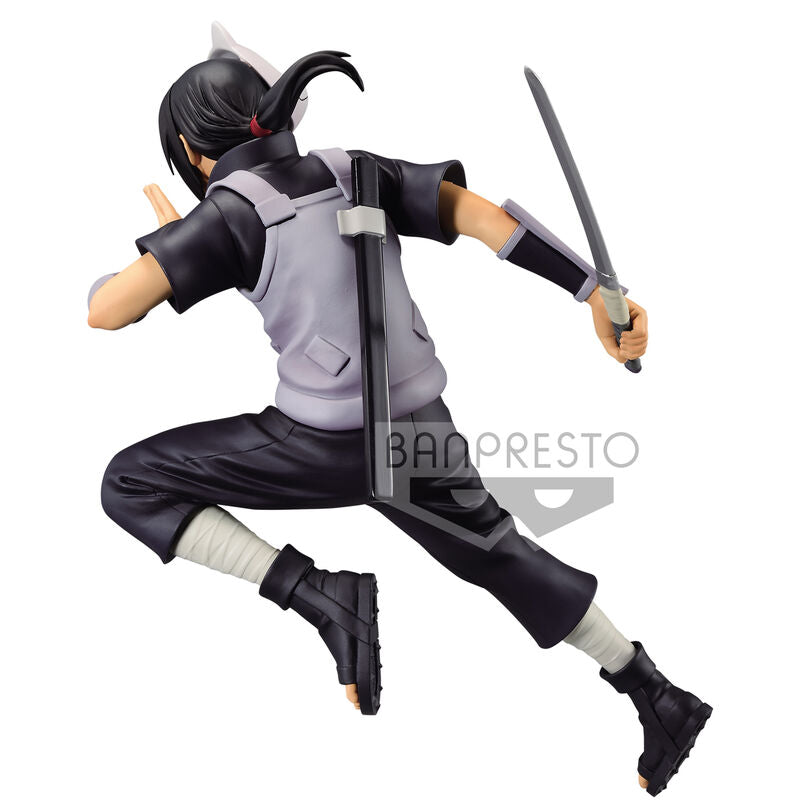 Figurine Naruto Shippuden Itachi Uchiha posée sur un socle avec logo BANPRESTO visible