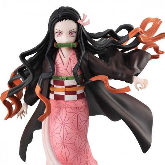 Profil gauche de la figurine Nezuko Kamado Demon Slayer avec kimono rose et noir