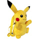 Zoom sur la peluche Pikachu avec ses couleurs vives et son expression souriante